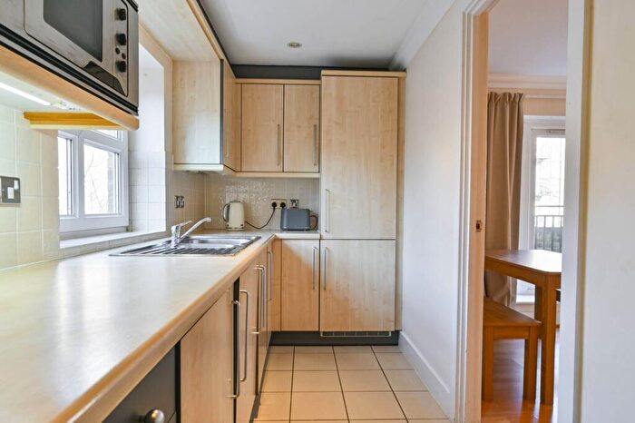 2 Bedroom Flat To Rent In Victoria Court, Islington, London, N1