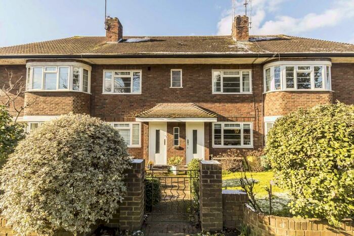 3 Bedroom Flat To Rent In Queens Road, Queens Road, KT2