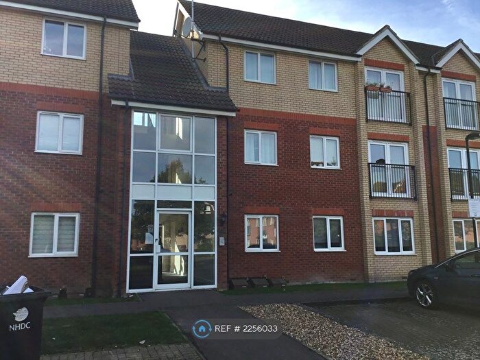 2 Bedroom Flat To Rent In Braeburn Walk, Royston, SG8