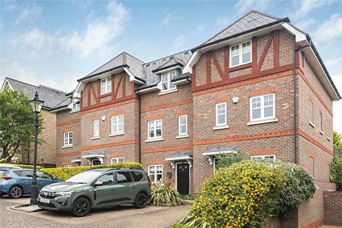 4 Bedroom End Of Terrace House For Sale In Iris Close, London, N14