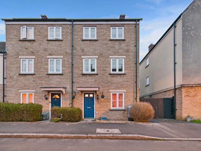 3 Bedroom Town House For Sale In Linnet Road, Calne, SN11