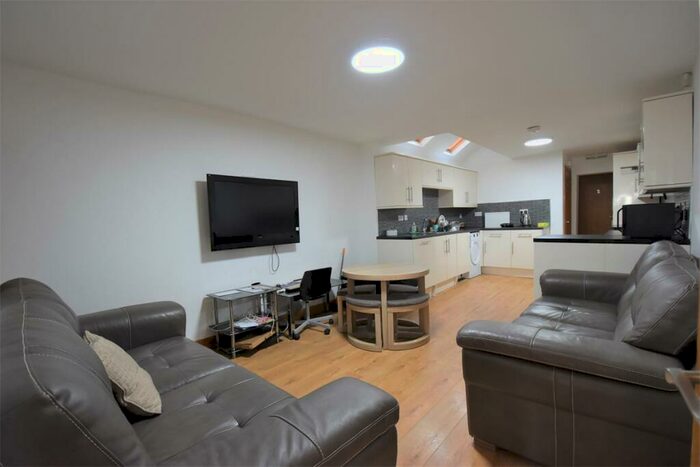 3 Bedroom End Of Terrace House To Rent In House Share / Academic Year Lovely Double Bedroom, Bathroom Student House, Selly Oak, Free Ultrafast M Br, B29