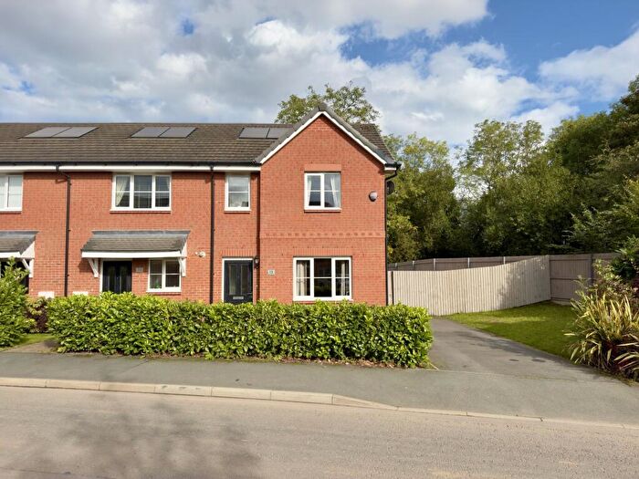 3 Bedroom End Of Terrace House For Sale In Rossendale Drive, Adlington, Lancashire, PR6