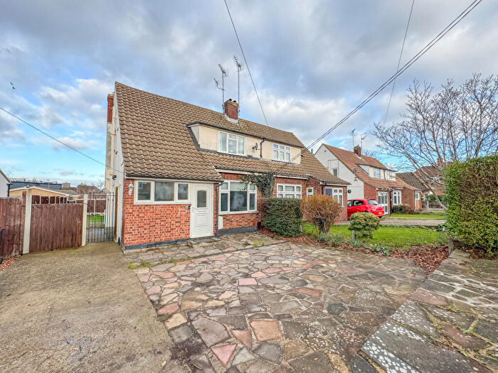 3 Bedroom Chalet For Sale In Southend Road, Essex, SS5