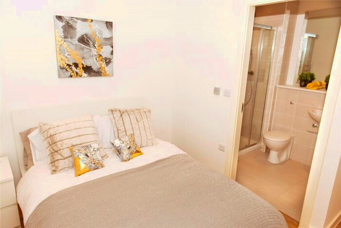 3 Bedroom Flat To Rent In The Plaza, Advent Way, Ancoats, Manchester, M4