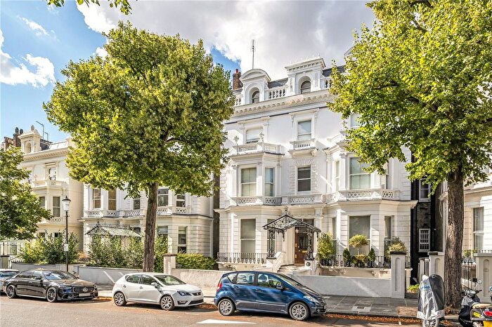 2 Bedroom Flat For Sale In Holland Park, London, W11
