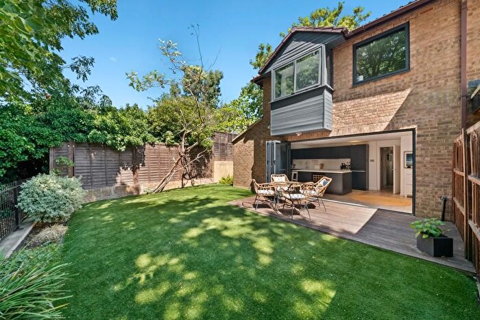 3 Bedroom End Of Terrace House For Sale In Westview Close, Hanwell, London, W7