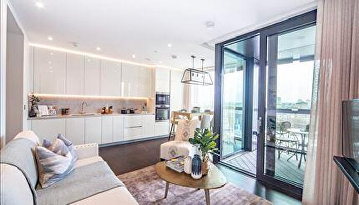2 Bedroom Flat To Rent In Thornes House, Charles Clowes Walk, SW11