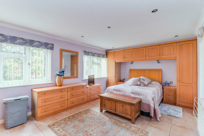 4 Bedroom Chalet For Sale In Osborne Road, Bowers Gifford, SS13