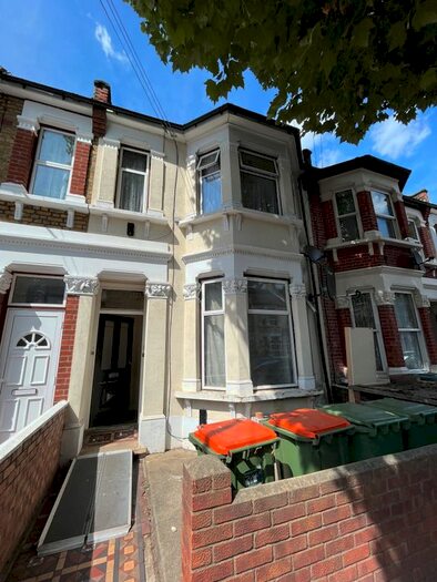 2 Bedroom Flat To Rent In Heigham Road, London, E6