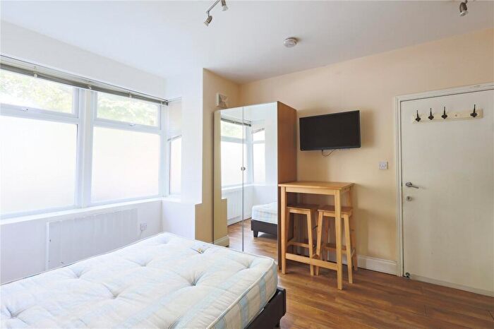 Apartment To Rent In Biddestone Road, Islington, London, N7