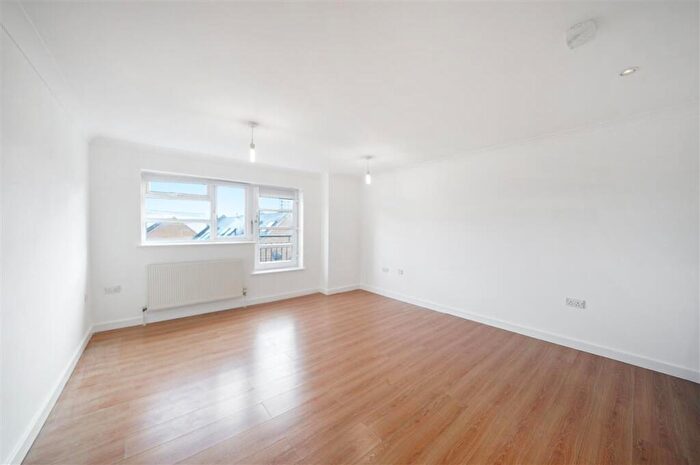 2 Bedroom Flat To Rent In Vallance Road, E1