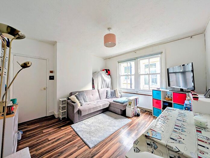 1 Bedroom Flat For Sale In Navarino Road, Worthing, BN11