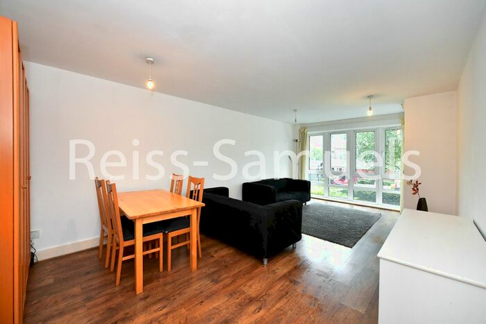 3 Bedroom Flat To Rent In St Davids Square, Isle Of Dogs, Docklands, London, E14