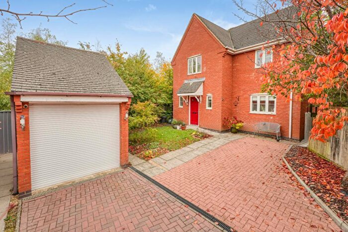 3 Bedroom Detached House For Sale In Tiverton Crescent, Kingsmead, Milton Keynes, Buckinghamshire, MK4