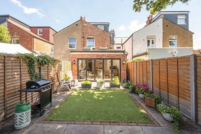 2 Bedroom Flat To Rent In Oxford Avenue, Wimbledon, London, SW20