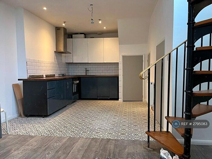 2 Bedroom Flat To Rent In Paulet Road, London, SE5