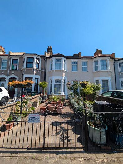 2 Bedroom Flat To Rent In Mayfair Avenue. Ilford, IG1