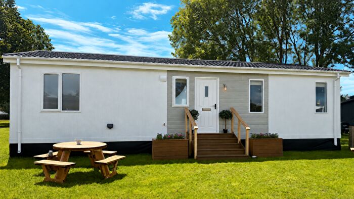 2 Bedroom Park Home For Sale In Grantham, Lincolnshire, NG32