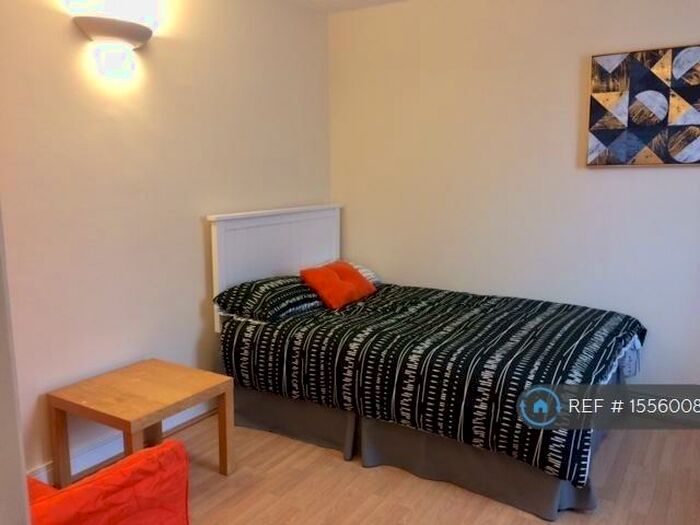 3 Bedroom Maisonette To Rent In Dunlin House, London, SE16