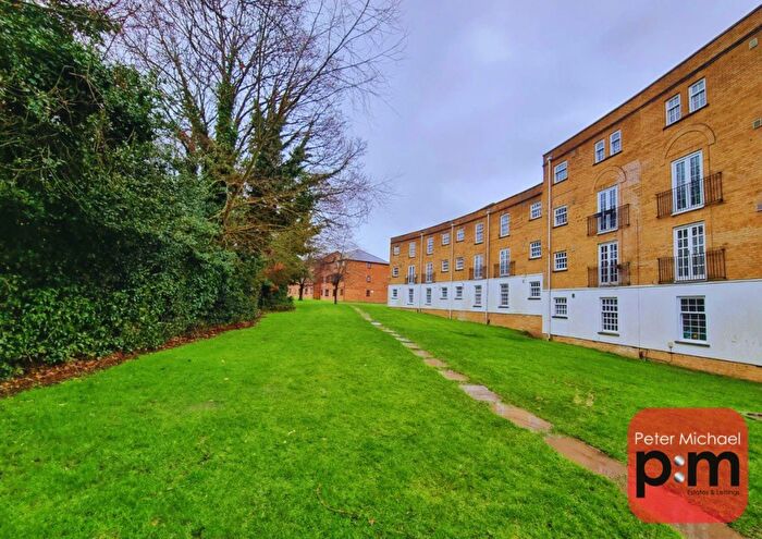 2 Bedroom Apartment To Rent In Leigh Hunt Drive, Southgate, N14