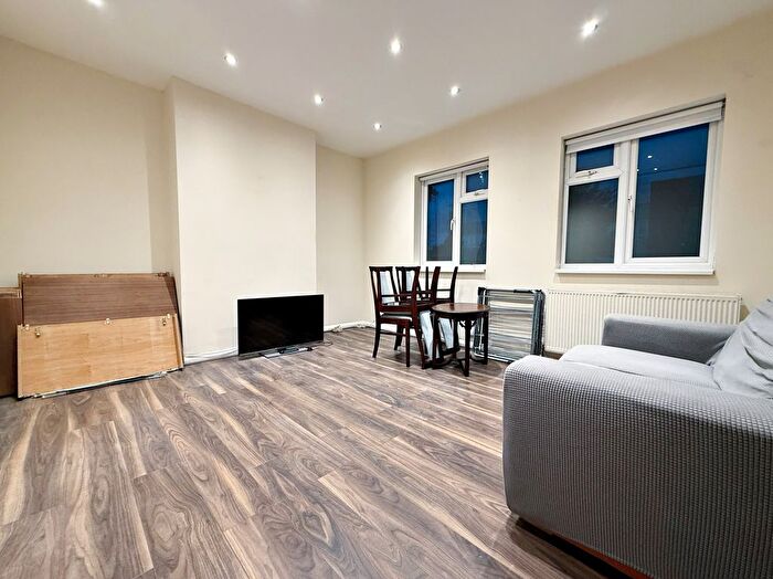 2 Bedroom Flat To Rent In Bathurst Walk, Iver, SL0