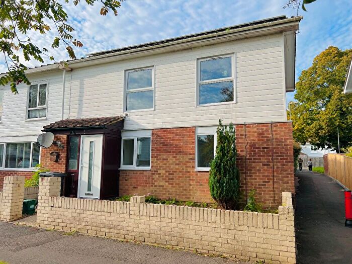 3 Bedroom End Of Terrace House For Sale In Warwick Road, Basingstoke, Hampshire, RG23