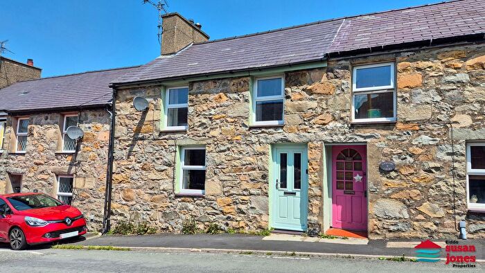 3 Bedroom Terraced House For Sale In Eifl Road, Trefor, LL54