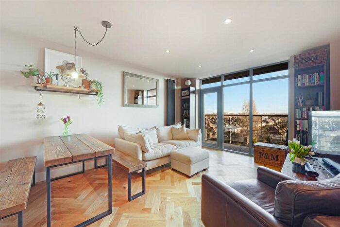 2 Bedroom Apartment For Sale In The Roundway, London, N17