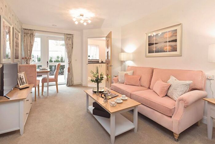1 Bedroom Flat For Sale In Churchfield Road, Walton-On-Thames, KT12