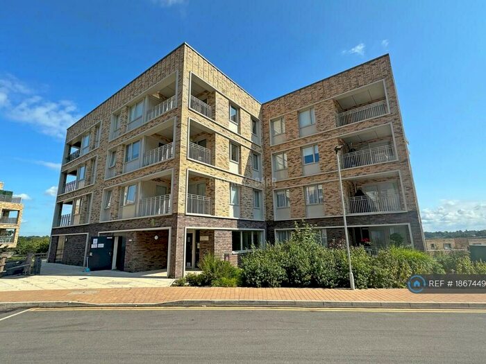 3 Bedroom Flat To Rent In Callow House, London, NW7