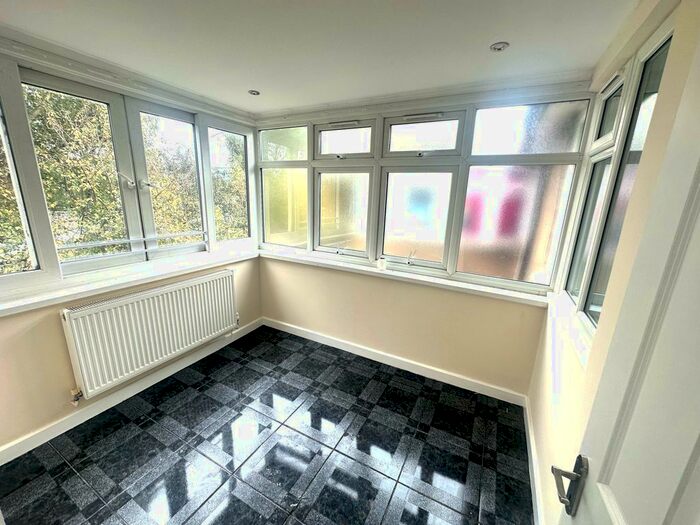 2 Bedroom Flat To Rent In Connell Crescent, London, W5