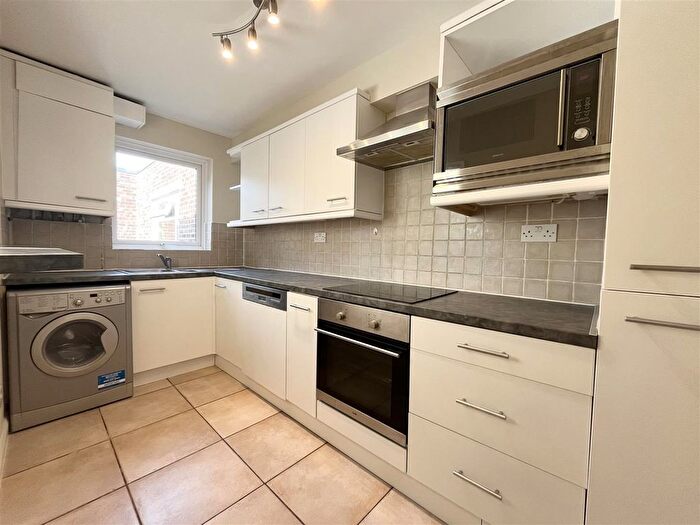 2 Bedroom Flat To Rent In Lambourn Grove, Kingston, KT1