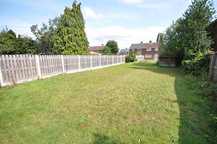 3 Bedroom Semi-Detached House For Sale In Cherry Tree Drive, Thorne, Doncaster, DN8