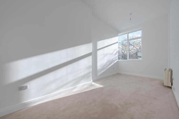 2 Bedroom Flat For Sale In Vineyard Path, Mortlake, SW14
