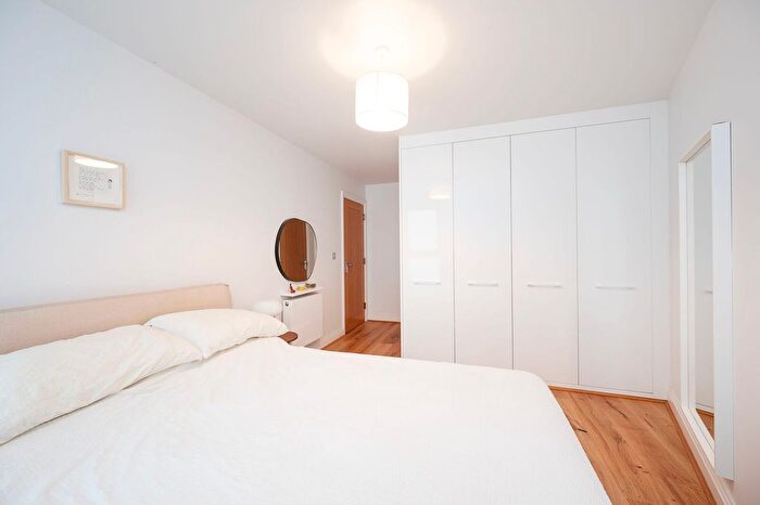 2 Bedroom Flat For Sale In Lea Bridge Road, Clapton, London, E5