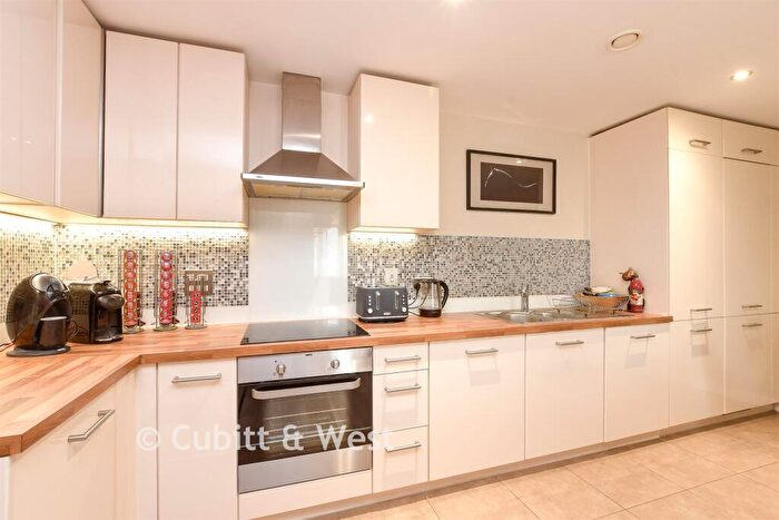 2 Bedroom Ground Maisonette For Sale In Russells Crescent, Horley, Surrey, RH6