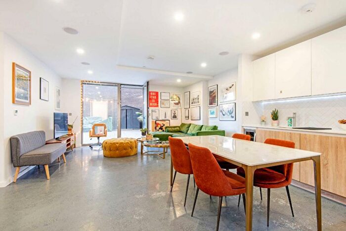 3 Bedroom Flat To Rent In Helmsley Street, London Fields, E8