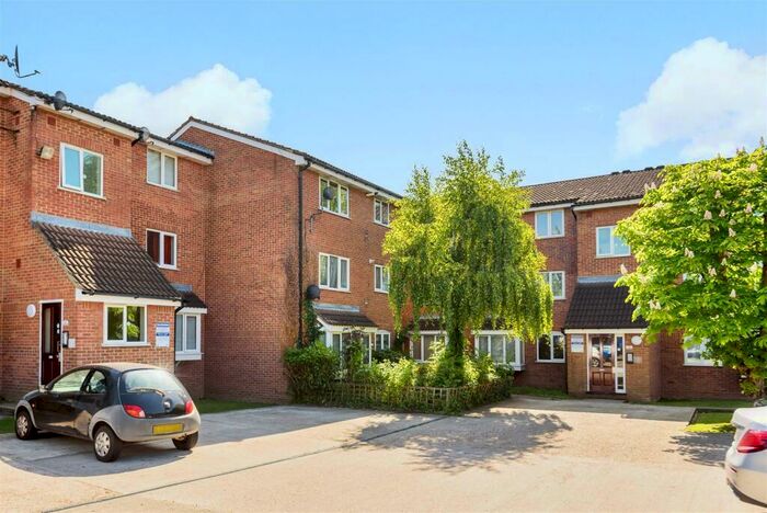 1 Bedroom Apartment To Rent In Poplar Grove, Friern Barnet, N11