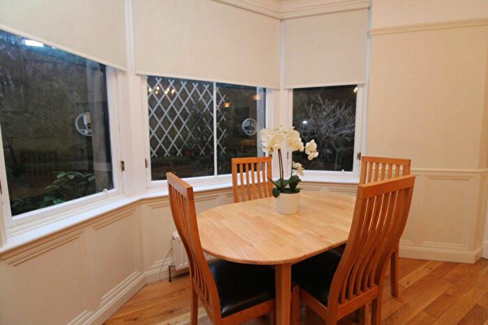 2 Bedroom Flat To Rent In Athole Gardens, Glasgow, G12