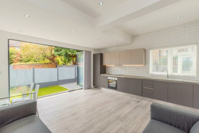 3 Bedroom Flat To Rent In St Albans Crescent, Woodford Green, IG8