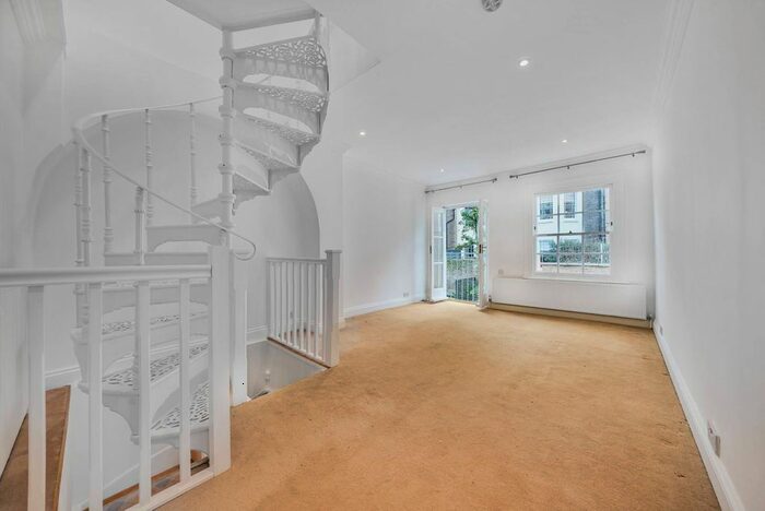 2 Bedroom Mews To Rent In Queens Gate Mews, South Kensington, London, SW7