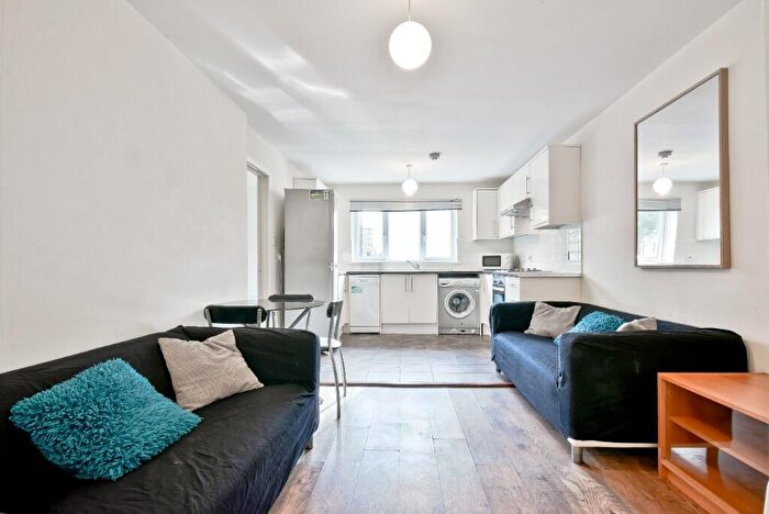 3 Bedroom Apartment To Rent In Ambassador Square, London, E14