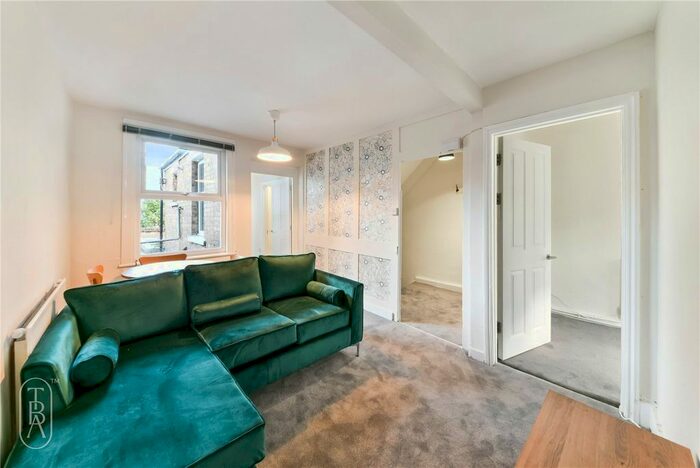 3 Bedroom Flat To Rent In Bethnal Green Road, London, E2