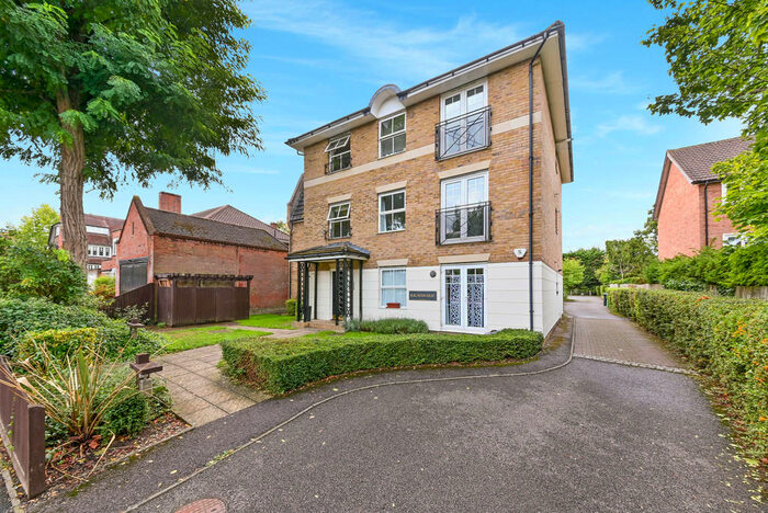 2 Bedroom Apartment To Rent In Lovelace Gardens, Surbiton, KT6