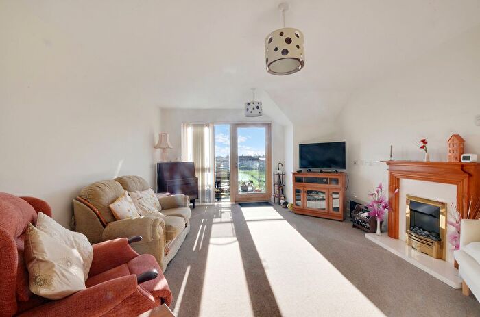 1 Bedroom Flat For Sale In South Lake Crescent, Woodley, Reading, RG5