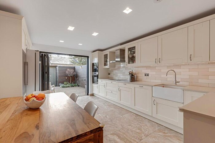 3 Bedroom House For Sale In Cardinals Way, London, N19