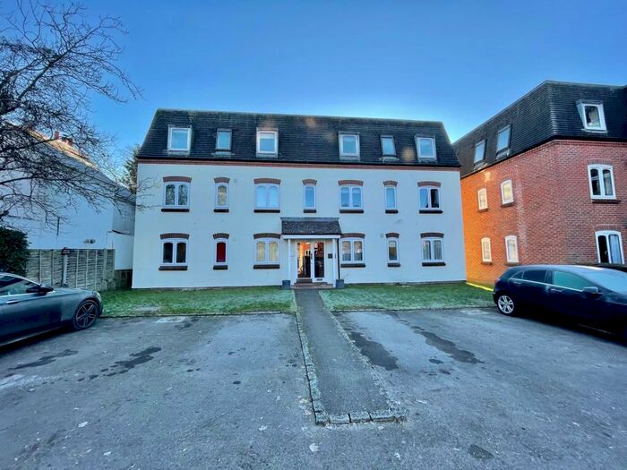 2 Bedroom Apartment To Rent In Victoria Gardens, Newbury, RG14