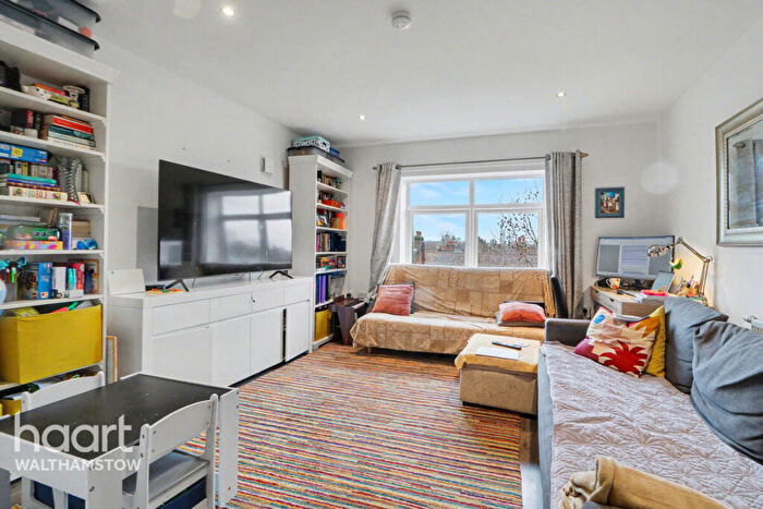 1 Bedroom Apartment For Sale In Thornbury Way, London, E17