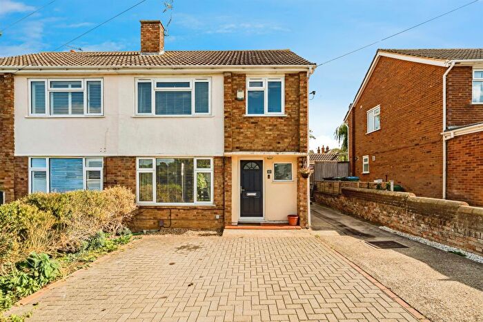 3 Bedroom Semi-detached House For Sale In Stirling Avenue, Aylesbury, HP20